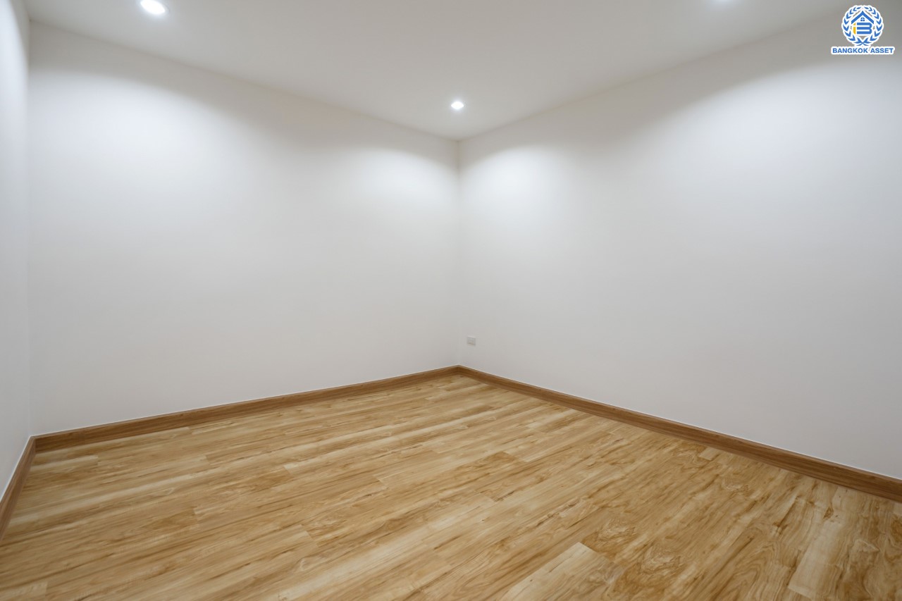 บ้านมือสองตกแต่งใหม่ ดีไซน์สวย ม.บ้านช่อชัยพฤกษ์ จรัญฯ-ปิ่นเกล้า เนื้อที่ 30.5 ตร.ว. ฟังก์ชัน 3 ห้องนอน 3 ห้องน้ำ จอดรถได้ 2 คัน รองรับทุกกิจกรรม บนทำเลเชื่อมต่อหลายเส้นทาง ใกล้จุดขึ้นทางด่วน "ศรีรัช" และรถไฟฟ้าสายสีแดง "สถานีบางบำหรุ"...